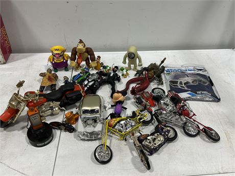 LOT OF MISC COLLECTABLES - NINTENDO, STAR WARS, ETC