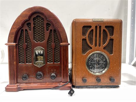 2 OLD STYLE REPRO RADIOS AM/FM WORK GOOD