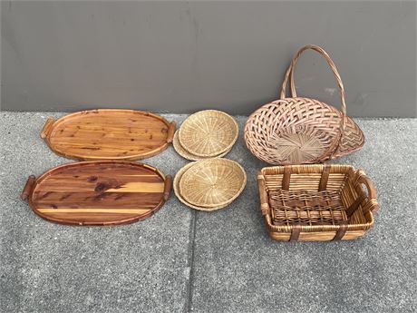 2 VINTAGE OVAL WOOD TRAYS - 21”x12” & VARIOUS BASKETS