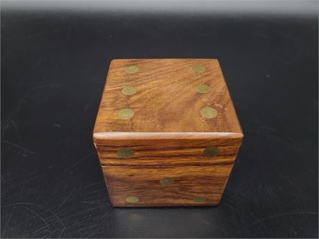 WOODEN DICE BOX & 6 WOODEN DICE