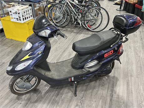 GIO BATTERY POWERED MOPED - NO KEY, UNTESTED