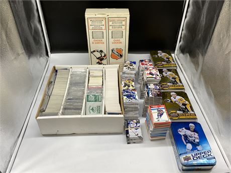 LARGE LOT OF MISC NHL CARDS & HOCKEY CARD CONTAINER