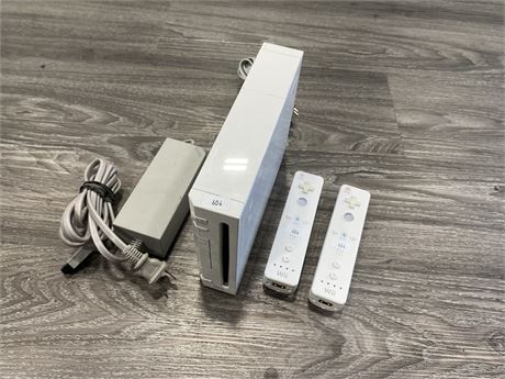 WII CONSOLE WITH 2 CONTROLLERS (Turns on)