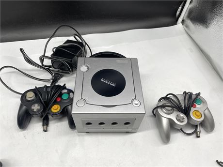 NINTENDO GAMECUBE WITH 2 CONTROLLERS