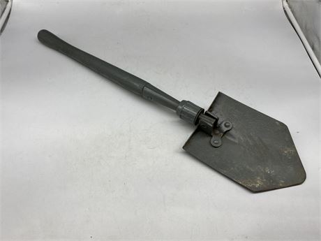 VINTAGE MILITARY FOLDING SHOVEL IN GREAT CONDITION (29” long)
