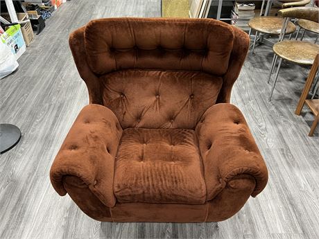 VINTAGE CUSHIONED CHAIR