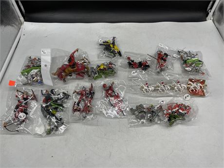 LOT OF VINTAGE TOY SOLDIERS - DIORAMA