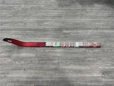 4 BRAND NEW RIGHT HANDED JR / YOUTH HOCKEY STICKS - SPECS IN PHOTOS