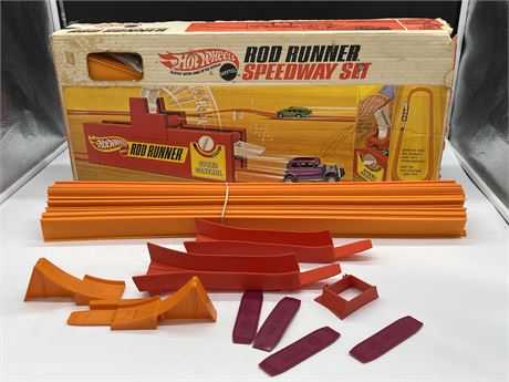 VINTAGE HOT WHEELS ROD RUBBER SPEEDWAY SET WITH EXTRA TRACK (MISSING CARS)