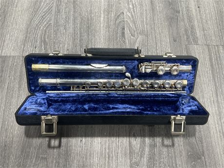 VINTAGE ARMSTRONG 104 FLUTE IN CASE