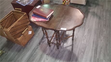 VINTAGE SMALL TABLE WITH COLLAPSING END