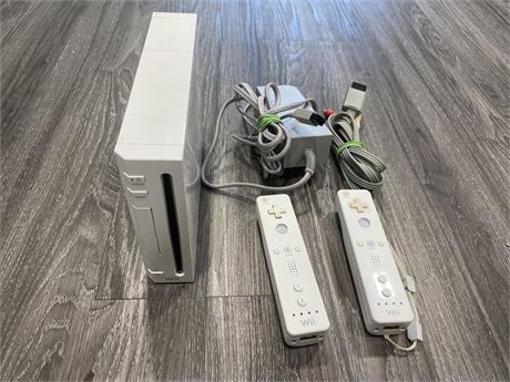 NINTENDO WII & CONTROLLERS (Turns on)
