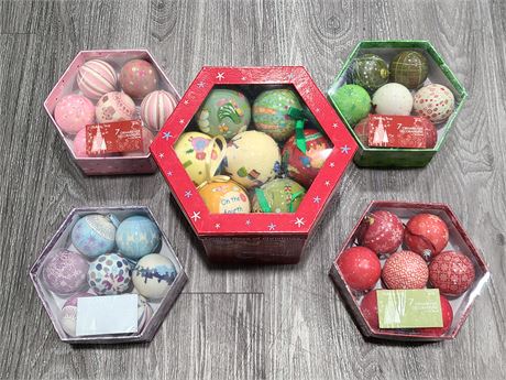 5 BOXES OF CHRISTMAS BALL ORNAMENTS
