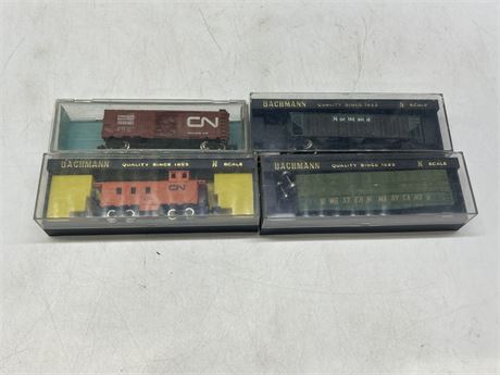 4 VINTAGE N SCALE BACHMANN TRAIN CARS IN CASES