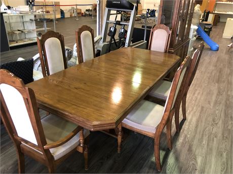 FORMAL OAK DINING TABLE WITH 6 CHAIRS. GREAT CONDITION.