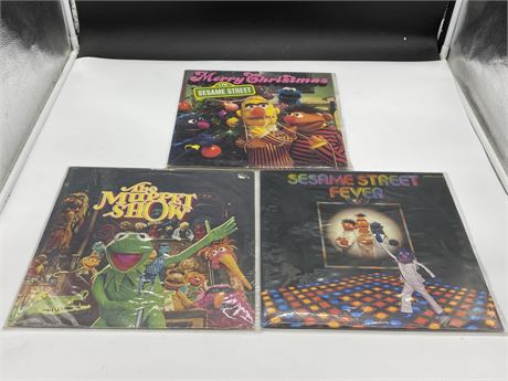 2 SESAME STREET RECORDS AND MUPPETS - VG+