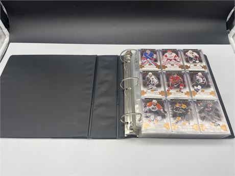 BINDER OF ASSORTED HOCKEY CARDS (ARTIFACTS / VICTORY) APPROX 350 CARDS
