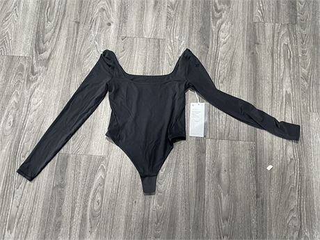 (NEW WITH TAGS) LULULEMON WUNDERMOST SQUARE-NECK BODYSUIT SIZE XS