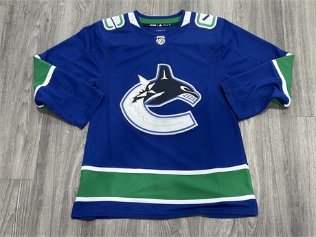 VANCOUVER CANUCKS AUTHENTIC JERSEY SIZE 46 W/STRAP