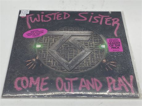 TWISTED SISTER - COME OUT AND PLAY W/OG SHRINK, INNER SLEEVE & HYPE STICKERS