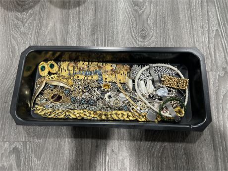 TRAY OF VINTAGE COSTUME JEWELRY