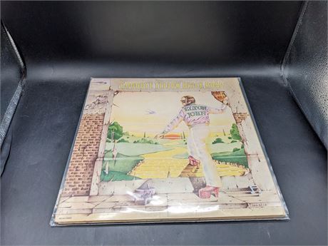ELTON JOHN - TRIFOLD COVER (VG) VERY GOOD CONDITION - SLIGHTLY SCRATCHED - VINYL