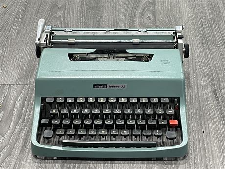 VINTAGE BLUE OLIVETTI LETTERA 32 TYPEWRITER (MADE IN SPAIN)