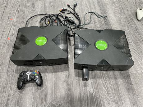 2 XBOX CONSOLE WITH MADCATZ CONTROLLER (POWERS ON)