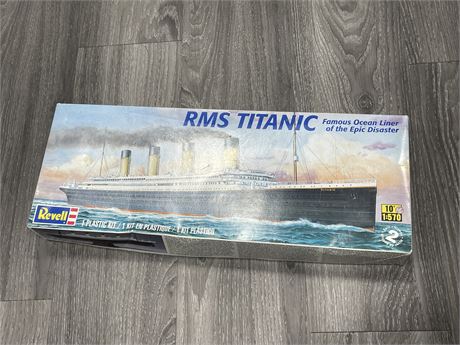 REVELL OPEN BOX RMS TITANIC 1:570