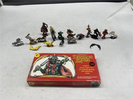 LARGE LOT OF LARGER VINTAGE DUNGEON & DRAGONS METAL FIGURES IN BOX