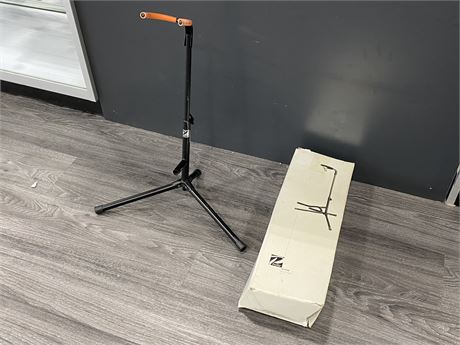 2 GUITAR STANDS (1 in box)