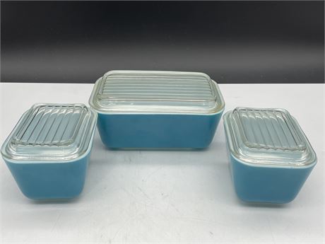 3 PYREX VINTAGE REFRIGERATOR DISHES W/LIDS (3” TALL)