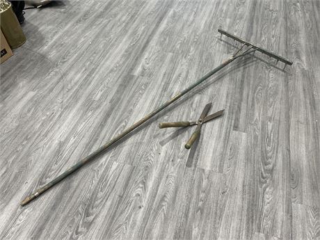 ANTIQUE WOODEN RAKE WITH VINTAGE CLIPPERS