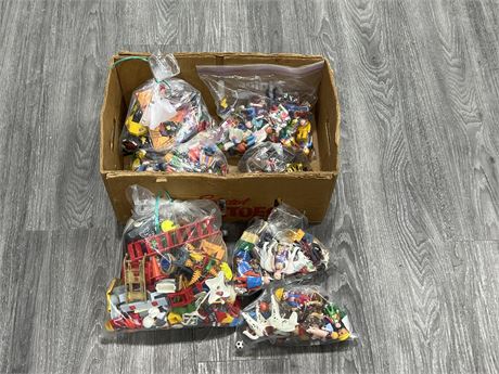 LARGE LOT OF PLAYMOBIL FIGURES & ACCESSORIES