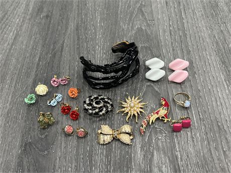 LOT OF MID CENTURY COSTUME ESTATE JEWELRY - SOME REALLY NICE BROOCHES & ECT