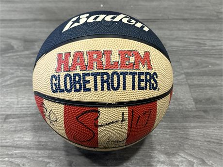 VINTAGE SIGNED HARLEM GLOBETROTTERS BASKETBALL