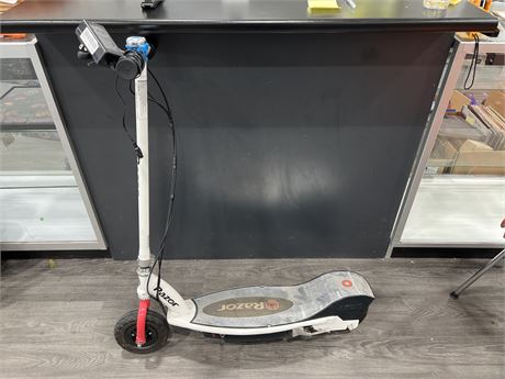 WORKING RAZOR ELECTRIC SCOOTER W/ CHARGER