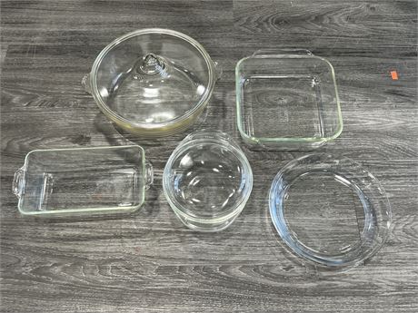5 PYREX DISHES, 2 WITH LIDS
