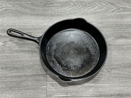 1940S CAST IRON FRYING OAN NO. 8 GSW MADE IN CANADA (10.5”)