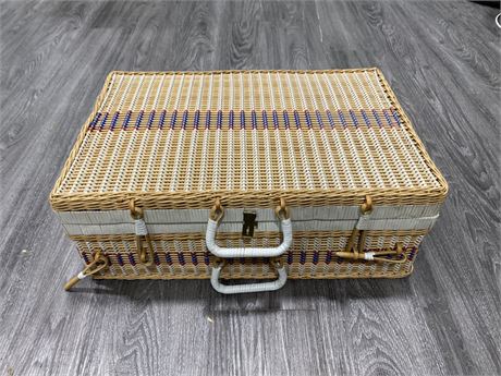 MIDCENTURY WICKER WOVEN PICNIC BASKET 23” WIDE (EXCELLENT CONDITION)