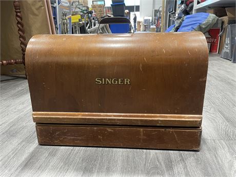 ANTIQUE SINGER SEWING MACHINE IN WOODEN DOME CASE