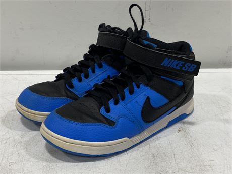AS NEW NIKE SB 645025-404 SHOES (SIZE 7)