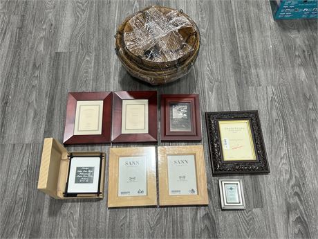 8 SMALL PICTURE FRAMES & 4 HANGING BASKETS