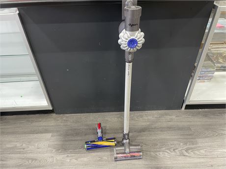 DYSON V6 WITH ATTACHMENT NO CHARGER (UNTESTED)