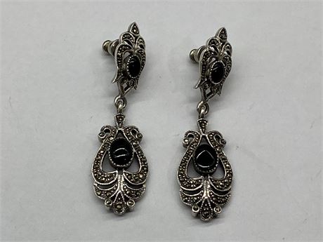 PAIR OF STERLING 925 EARRINGS W/2 CABOCHON ONYX ON EACH PIECE W/REMAINDER SILVER