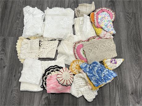 LARGE LOT OF VINTAGE EMBROIDERED DOILIES - VARIOUS SIZES