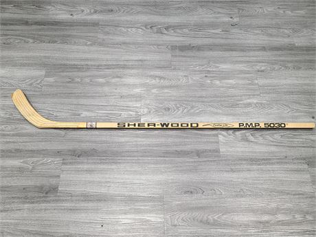GAME USED BY MARTIN GELANIS NORDIQUES AND VANCOUVER SIGNED