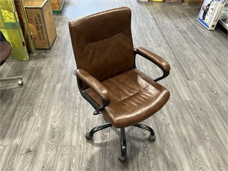 ROLLING ADJUSTABLE OFFICE CHAIR