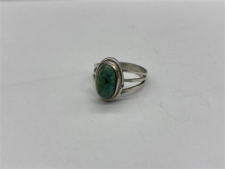 STERLING SILVER VINTAGE NAVAJO TURQUOISE RING - SIZE 7.5