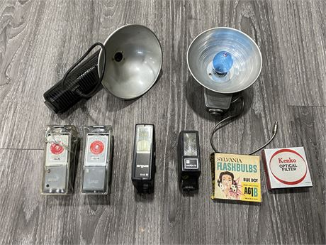 VINTAGE COLLECTION OF CAMERA FLASHES W/1950s GERMAN YOIGHANDER FLASH